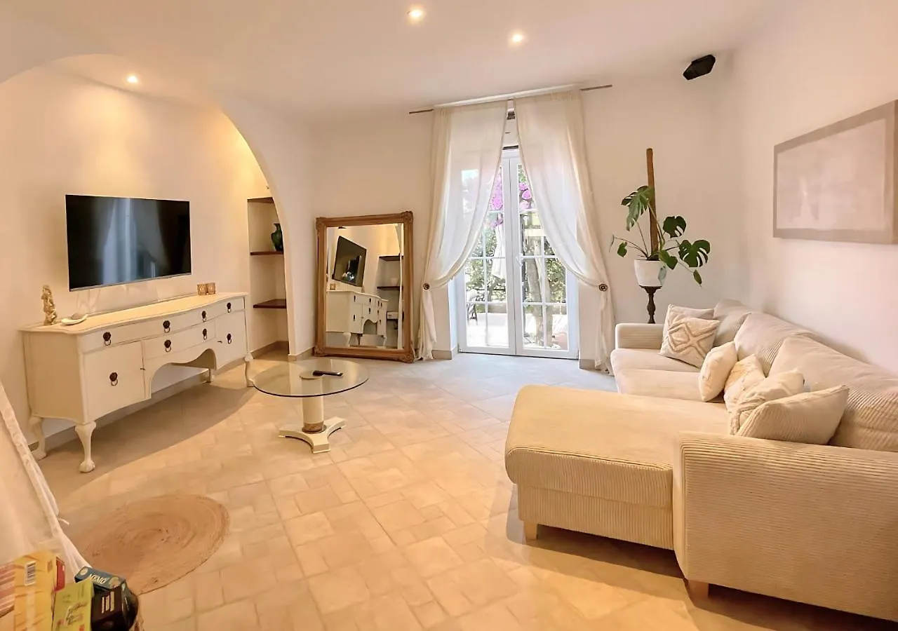 Stadt & Strandnahes Apartment Mit Garten & Bbq Split 0*,  Croatia