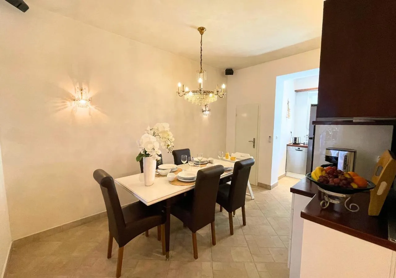 Stadt & Strandnahes Apartment Mit Garten & Bbq Split