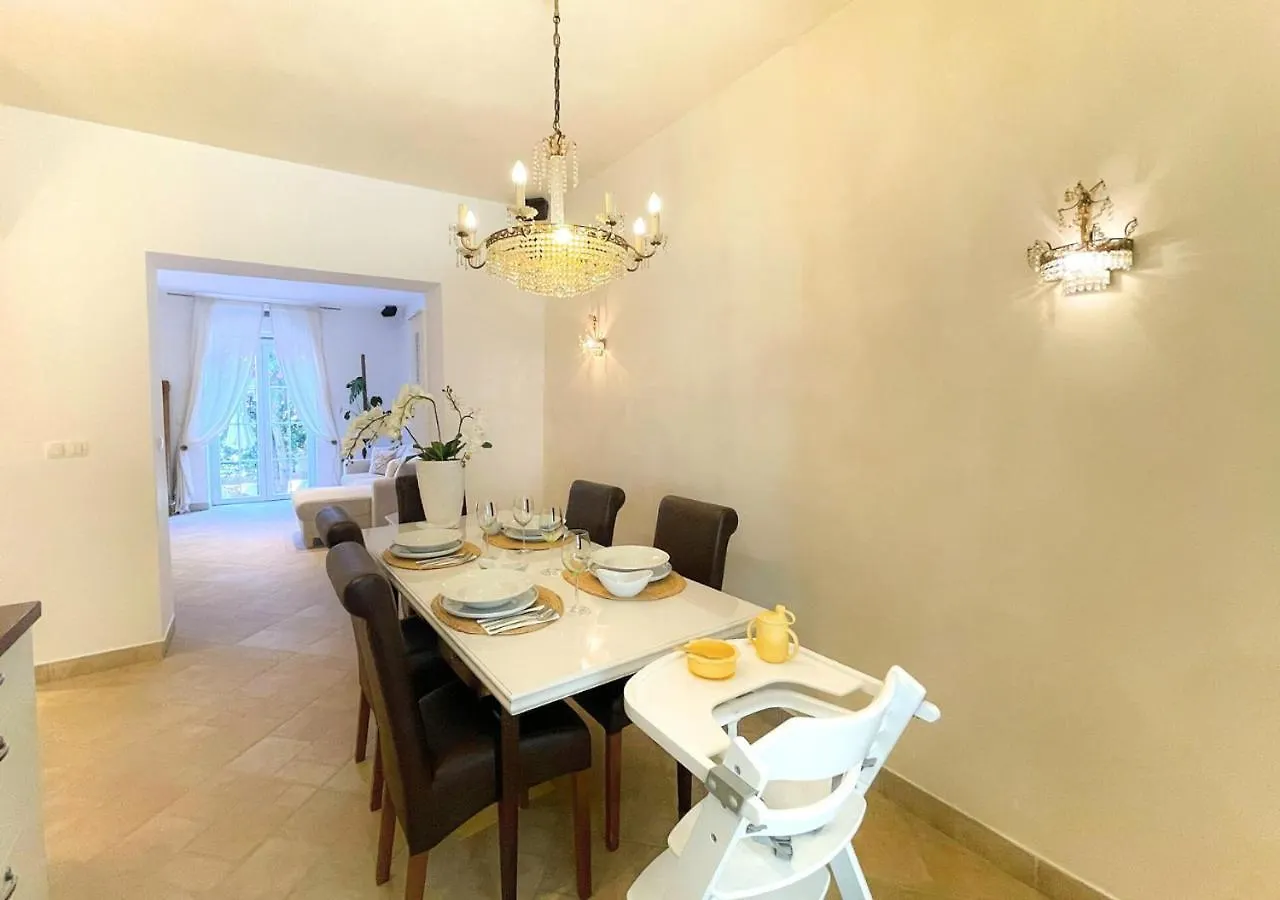 Stadt & Strandnahes Apartment Mit Garten & Bbq Split 0*,  Croatia