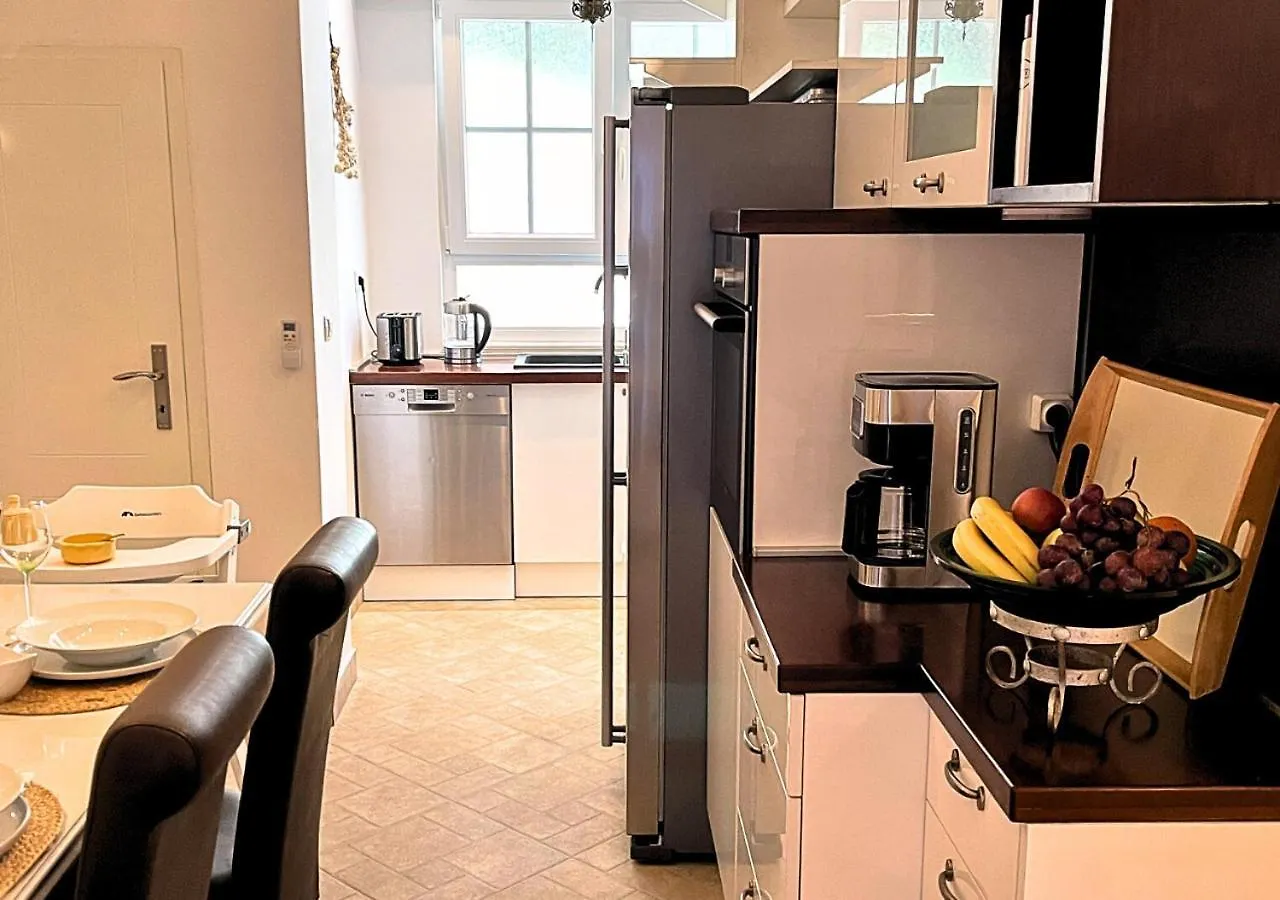 Stadt & Strandnahes Apartment Mit Garten & Bbq Σπλιτ