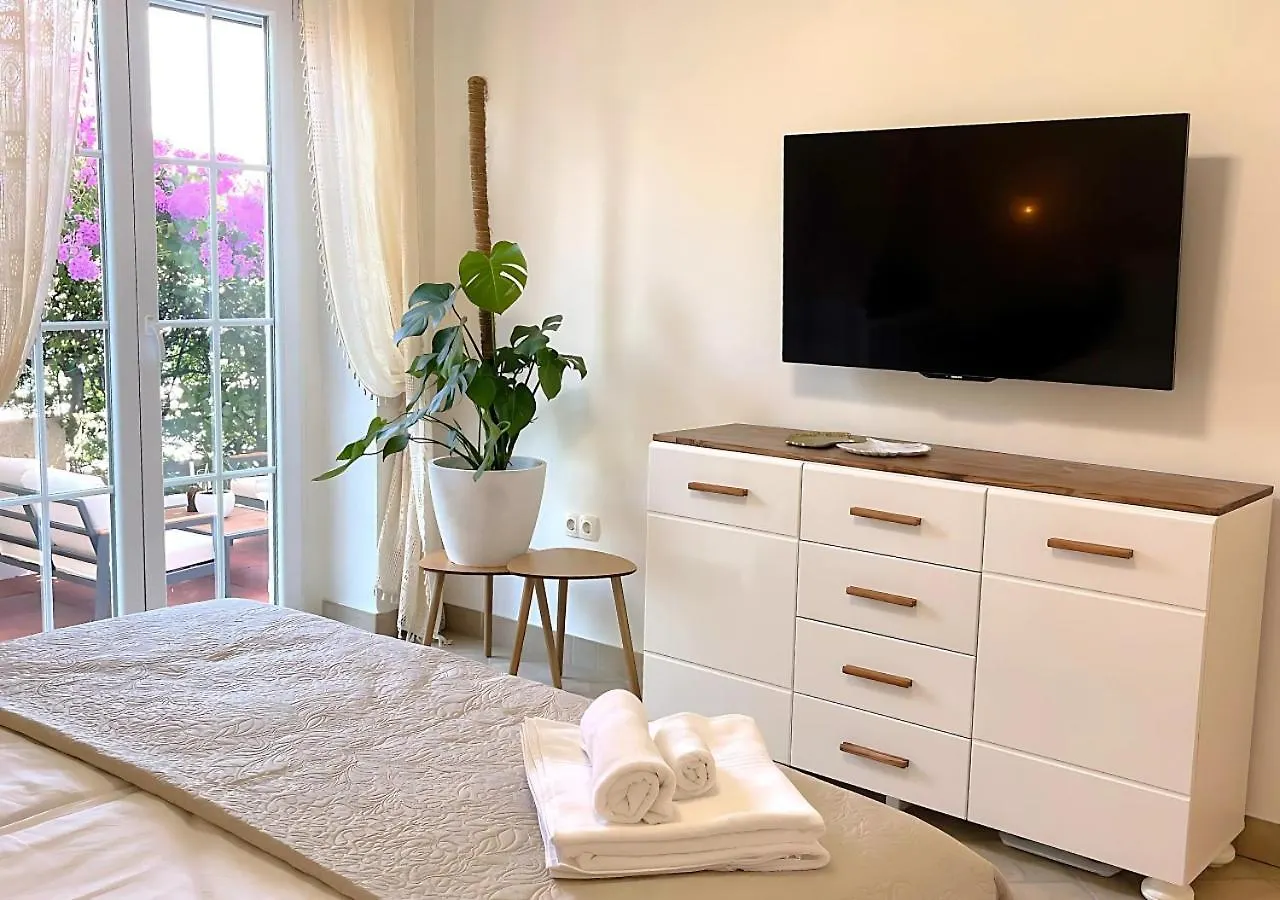 Stadt & Strandnahes Apartment Mit Garten & Bbq Split