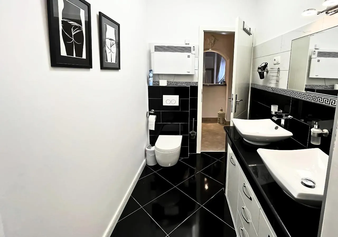 Stadt & Strandnahes Apartment Mit Garten & Bbq Split